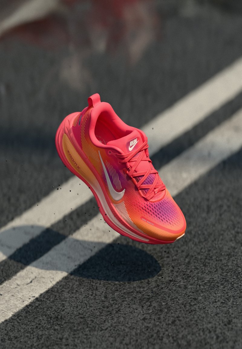 Nike Performance VOMERO 18 SE - Laufschuh Straße - ember glow/washed coral/sweet beet/marakesh