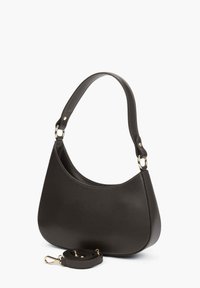 Czarna skórzana torba na ramię o zaokrąglonym kształcie, z złotymi akcentami, oraz odpinanym, regulowanym paskiem. Gładka tekstura z detalami w szyciu.