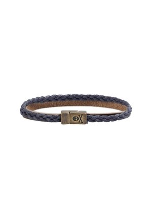 Pulsera de cuero trenzado de color azul oscuro con un cierre de bronce que presenta un diseño de calavera y un emblema. Mide aproximadamente 1 cm de ancho.