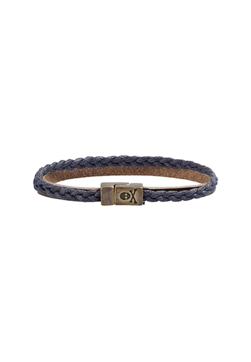 Pulsera de cuero trenzado de color azul oscuro con un cierre de bronce que presenta un diseño de calavera y un emblema. Mide aproximadamente 1 cm de ancho.