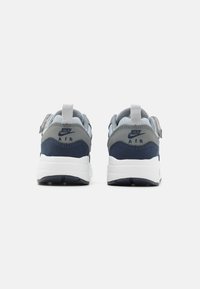 Sneaker sportive navy e grigie realizzate in materiali mesh e sintetici, dotate di collo imbottito, linguetta e suola con cuscinetto d'aria visibile.