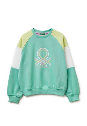 Zielona bluza crewneck z jasnobeżowymi i białymi panelami na rękawach oraz wielokolorowym logo w formie wstążki na piersi.