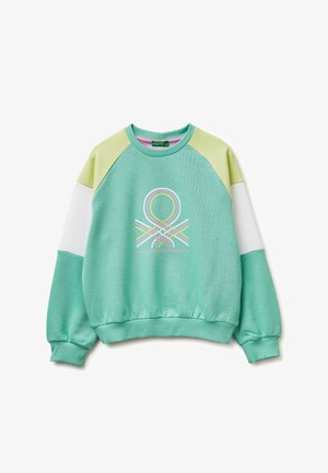 Sudadera verde con cuello redondo, paneles de manga en amarillo claro y blanco, y un logo de cinta multicolor en el pecho.
