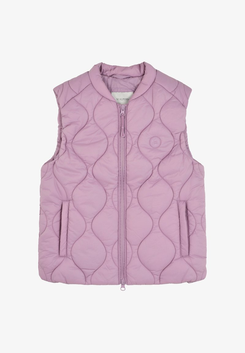 Chaleco acolchado en púrpura claro con cierre de cremallera, cuello redondeado y bolsillos laterales. Presenta patrones ondulados en la tela y un detalle de logo.