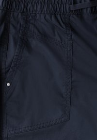 Granatowe szorty z elastycznym pasem, posiadające boczną kieszeń i przeszycia dekoracyjne. Wykonane z lekkiego, gładkiego materiału.