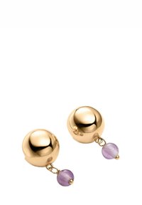 Pendientes de perno en tono dorado que presentan un diseño esférico liso con un acento de cuentas moradas suspendido debajo de cada uno.