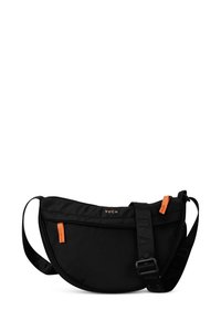 Černá látková taška přes rameno s zakřiveným tvarem. Obsahuje oranžové zipové akcenty a nastavitelný popruh s logem. Uzavírání nahoře pomocí zipu.