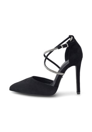 Čierna zamšová lodička na vysokom opätku s ostrou špičkou a remienkom s malými kovovými akcentmi, zabezpečená nastaviteľnou prackou.