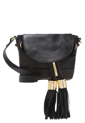 Czarna skórzana torba na ramię z klapą, złotym okuciem i dwoma długimi frędzlami wiszącymi z przedniego paska.