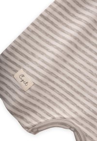 Mono de algodón a rayas en color beige claro y gris. Presenta un cuello redondo, cierres a presión en la parte inferior y una etiqueta de tela con el nombre de la marca.