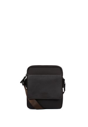 Czarna torebka na ramię z przednią kieszenią i regulowanym brązowym paskiem, zaprojektowana do codziennego użytku i bezpiecznego noszenia.