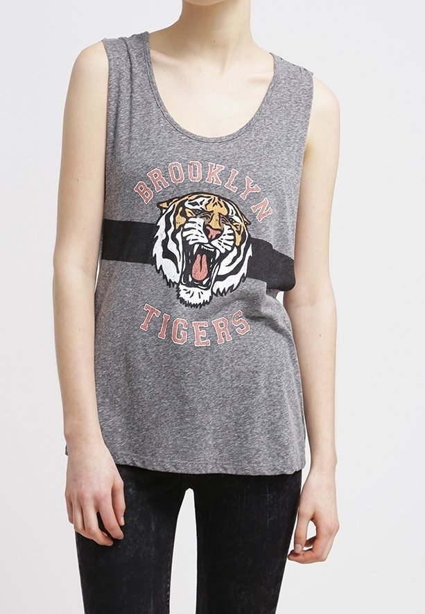 Grå ärmlös tanktop med en grafik som visar en vrålande tiger och texten "BROOKLYN TIGERS" under, mot en svart rand.
