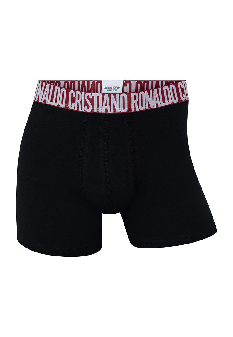 Boxers negros fabricados con un tejido suave. Presentan una cinturilla elástica blanca y granate con el texto "Cristiano Ronaldo" repetido.