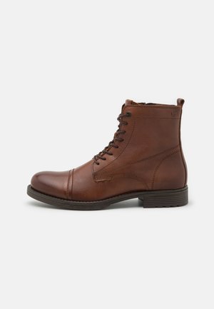 JFWSHAUN BOOT - Fűzős bokacsizmák - cognac