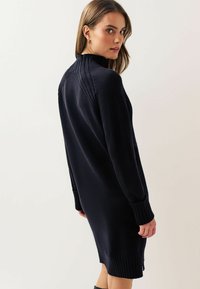 Next NECK MIDI - Strickkleid - navy blue