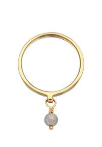 Guld ring med en glat bred og en grå stenperle vedhæng, der har en guldtråd som accent ved fastgørelsespunket.