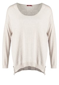 Pull en maille beige clair à manches longues avec encolure ronde, poignets et ourlet côtelés, dos légèrement plus long avec fentes latérales.