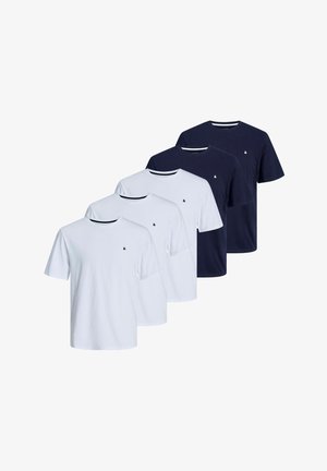 Cinque t-shirt girocollo lisce in fila, tre bianche e due blu scuro, ciascuna con un piccolo logo a forma di e commerciale sul petto a sinistra.