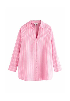 Chemise rose ample à boutons avec des rayures blanches verticales, manches longues, col à pointes étalées et poignets boutonnés.