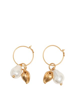 Złote kolczyki koła z zawieszonymi nieregularnymi białymi perłami i małymi złotymi zawieszkami w kształcie muszli.