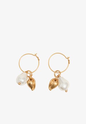 Pendientes de aro dorados con perlas blancas irregulares colgantes y pequeños colgantes dorados en forma de concha.