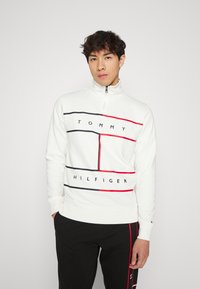 Tommy Hilfiger LARGE FLAG ZIP MOCK - Camisola - ecru