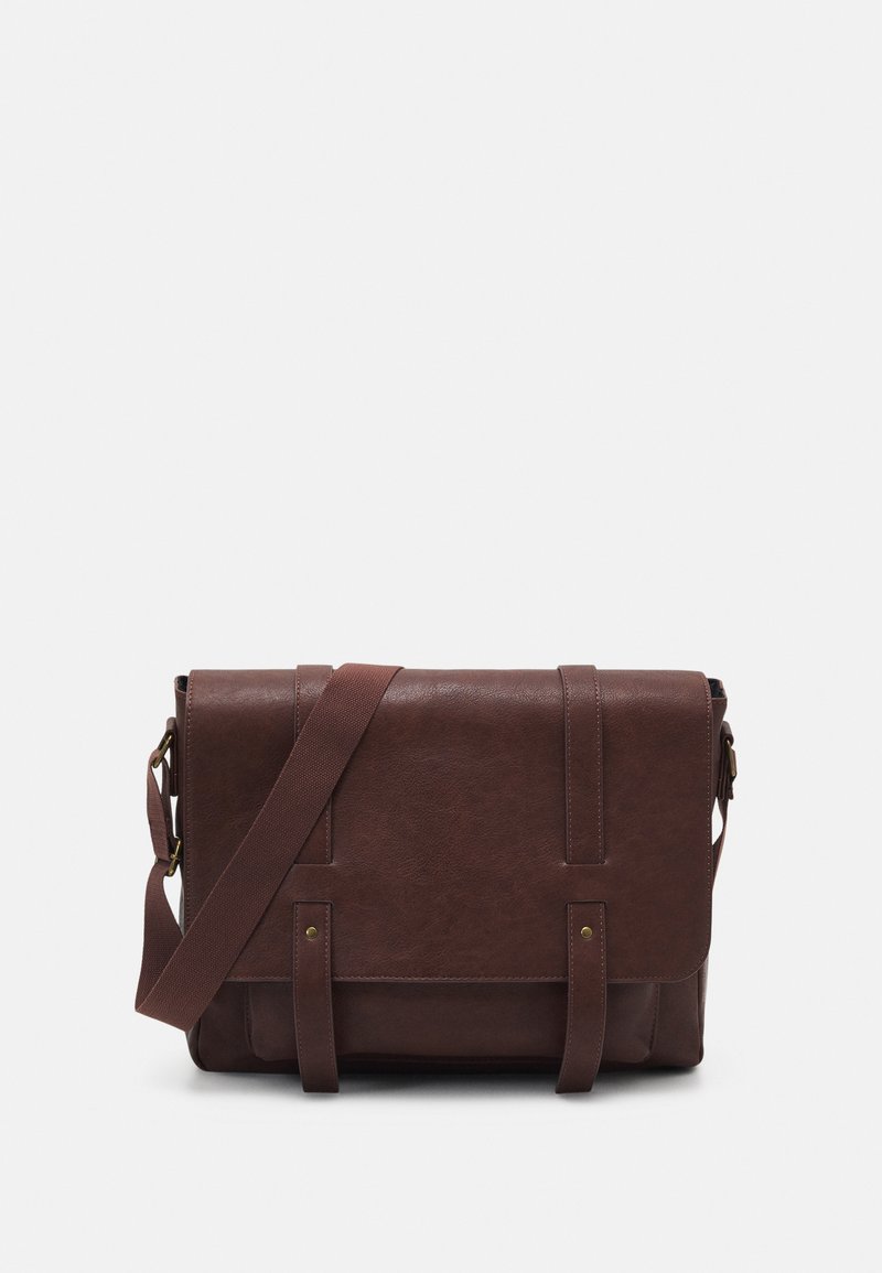 Bruine lederen schoudertas met een platte voorflap, twee banden, gouden hardware-accenten en een verstelbare schouderband.