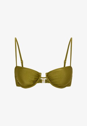Top de bikini metalic verde cu cupe modelate, textură striată, bretele subțiri reglabile și o închidere decorativă cu accent auriu în centru.