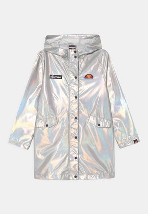 Lehká stříbrná pláštěnka s lesklým, iridescentním povrchem. Obsahuje dvě kapsy, druky a logo na hrudi.