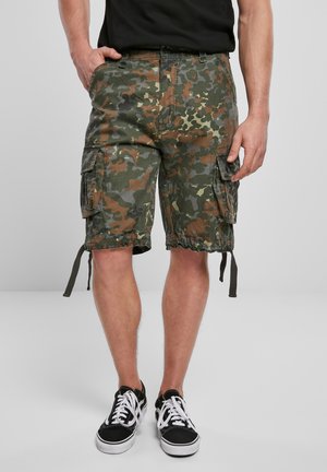 Pantaloni scurți cargo cu camuflaj în nuanțe de verde, maro și gri. Au buzunare laterale și tivuri cu șnur. Asortați cu adidași negri.