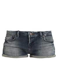 Szorty dżinsowe w ciemnym niebieskim kolorze z efektem wyblakłym, podwiniętymi brzegami, przednimi kieszeniami oraz zapięciem na metalowy guzik. Posiadają delikatne przetarcia i detale szwów.