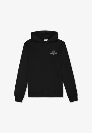 Zwarte Fila-hoodie met voorzak en witte tekst "Fila Court Club 1911" op de linkerborst, getoond tegen een witte achtergrond.