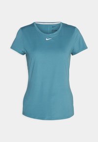 T-shirt atletico da donna Nike in teal, con maniche corte, scollatura rotonda, tessuto morbido, presenta un logo bianco sul petto e un design sobrio.