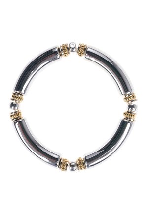 Bracelet en tons argentés et dorés, avec des sections métalliques courbées, des accents sphériques et des entretoises dorées texturées, créant un design équilibré.