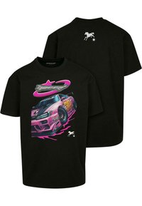 Sort bomulds t-shirt med et grafik af en pink racerbils, med teksten "speed" i fede bogstaver og et lille enhjørning-logo på ryggen.