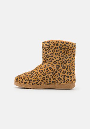 Bottines à imprimé léopard en tissu doux avec doublure en peluche, dotées d'un bout rond et d'une semelle en caoutchouc texturée.