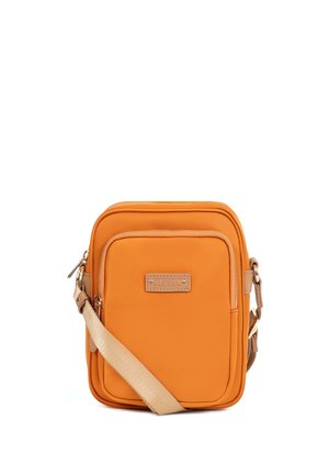 Sac bandoulière rectangulaire orange avec poche avant zippée et sangle beige réglable, présenté sur fond blanc.