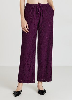 Pantaloni in pizzo floreale viola con un design a gamba ampia, vita elasticizzata e cordoncino. Il tessuto presenta dettagli in pizzo intricati.