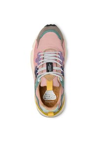 Barevné tenisky s růžovou a tyrkysovou látkou, semišovými akcenty, žlutým poutkem a texturovanou korkovou stélkou. Bílé tkaničky a černý štítek.