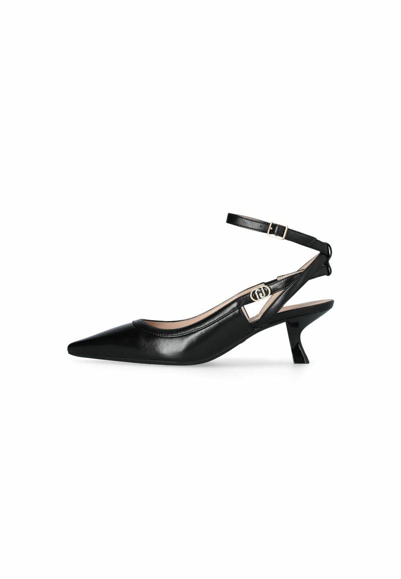 Chaussure slingback en cuir noir avec bout pointu, bride à la cheville, petit talon incliné et détail boucle dorée décorative.