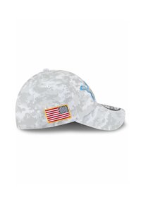 Grau getarnte Kappe mit gebogenem Schirm, featuring blauer Stickerei und einem U.S.-Flaggen-Patch an der Seite. Strukturierte Gestaltung mit verstellbarem Sitz.