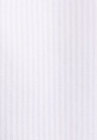 Tissu blanc avec de subtiles rayures verticales bleu clair et un motif tissé texturé.