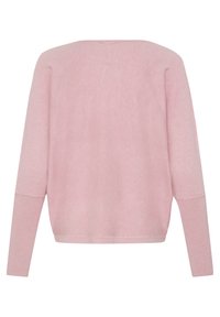 Pull tricoté rose clair avec un large décolleté, manches longues et coupe décontractée. Texture lisse et détails de coutures minimaux.