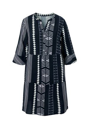 Czarna i szara sukienka do kolan z rękawami do łokcia i geometrycznymi pionowymi wzorami w paski w białym i różnych odcieniach szarości.