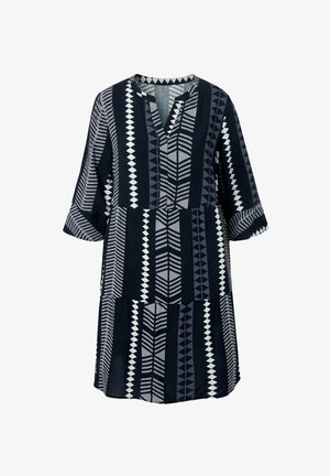 Czarna i szara sukienka do kolan z rękawami do łokcia i geometrycznymi pionowymi wzorami w paski w białym i różnych odcieniach szarości.