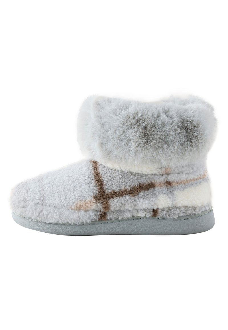 Grauer und weißer kariertem Kuschelhausschuh mit einem weichen, pelzigen Bund, einer flachen grauen Sohle und einem strukturierten Obermaterial für Komfort und Wärme.
