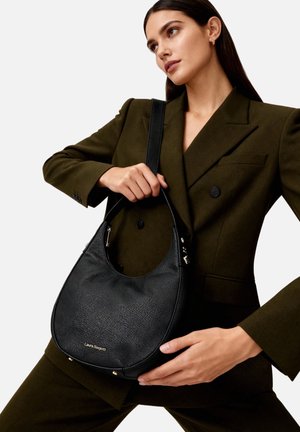 Borsa in pelle nera con texture a grana, forma arrotondata e logo dorato. Dotata di tracolla staccabile e dettagli in metallo argentato.