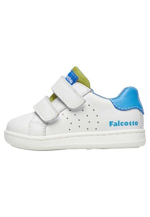Sneaker bianca in pelle con dettagli blu e verdi, due cinturini in velcro, lati perforati e il marchio "Falcotto" sul tallone.