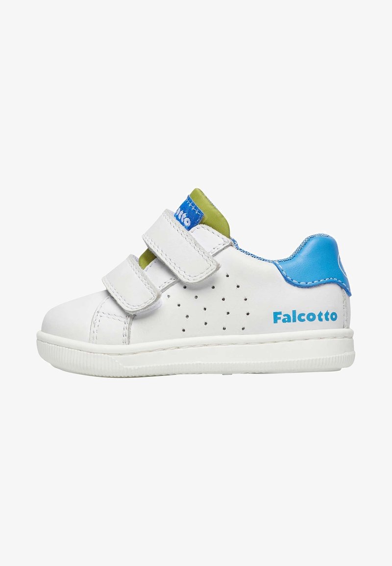 Sneaker bianca in pelle con dettagli blu e verdi, due cinturini in velcro, lati perforati e il marchio "Falcotto" sul tallone.
