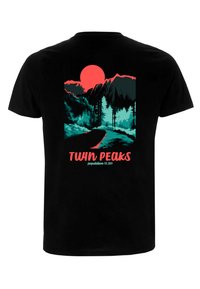 Černé tričko s barevnou grafikou hor, červeným sluncem a textem "TWIN PEAKS" a "populace 51 201."